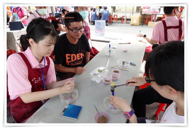 身障學員小泯(左一)擔任「DIY神隊長」，親自示範並耐心教學艾草條小撇步。