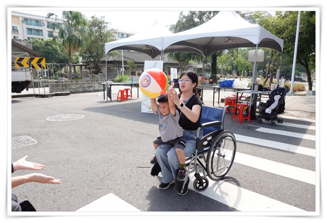 民眾乘坐輪椅打排球，體驗下肢不便的身心障礙朋友