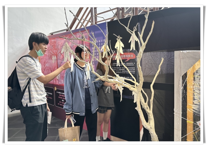 展覽中邀請民眾於「假裝正常」心聲樹前撕下有感觸的紙條，留下祝福與鼓勵，讓現場成為理解與經驗連結的對話空間。