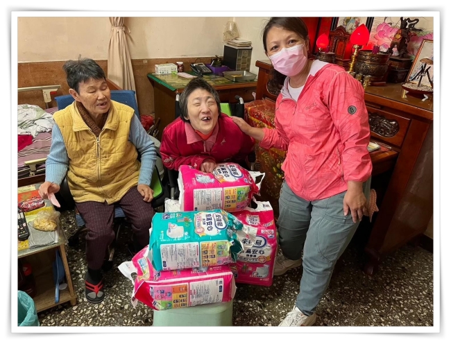 社工員每月訪視都會帶著大眾捐贈的物資，將這份溫暖傳遞給案家