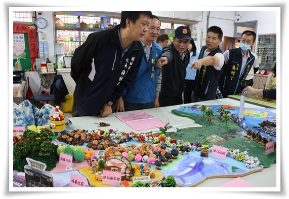 貴賓出席頭城關懷據點聯合成果展，欣賞長輩靜態作品