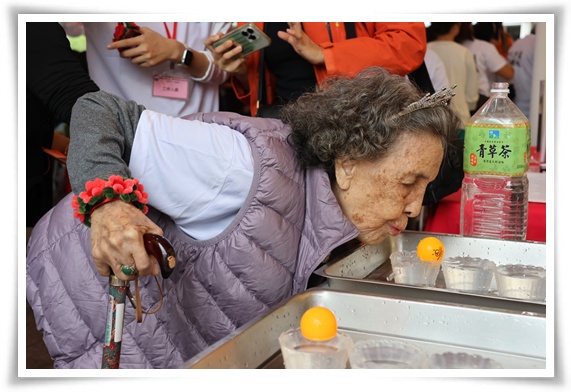 頭城關懷據點聯合成果展現場設置闖關活動，伊甸長輩開心參與