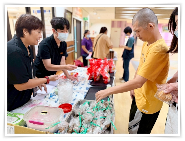 身障學員參與市集活動,邀請民眾支持
