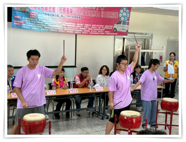 小作所學員在活動中，用熱情太鼓表演，歡迎到訪貴賓