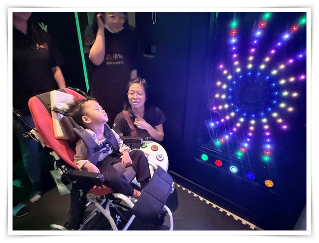 老師運用感官教室設備來訓練感覺統合能力，讓樂樂的學習發展進步許多