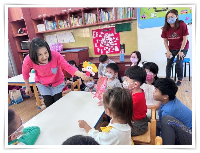 志工運用豐富生動的表情、動作，讓孩子們徜徉在故事中