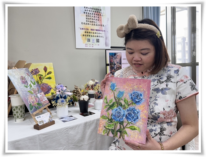 欣躍會所的會員梓筠熱愛藝術創作,在漫長崎嶇的康復路上,她以舉辦畫展為目標,堅定地努力邁進。