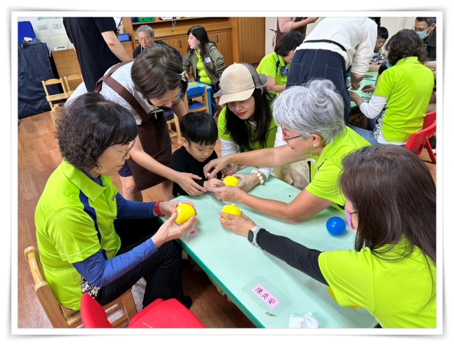 扶輪社友們今日化身志工身份，和慢飛天使大手牽小手，陪伴孩子們在創意黏土課發揮巧思，創作可愛的存錢筒。