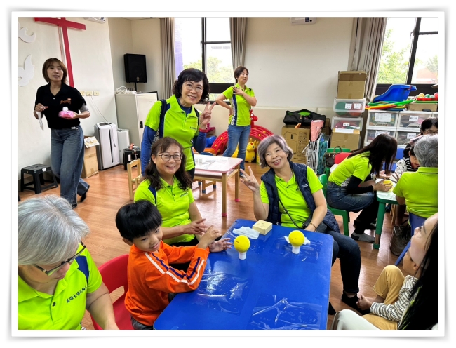 扶輪社友們今日化身志工身份，和慢飛天使大手牽小手，陪伴孩子們在創意黏土課發揮巧思，創作可愛的存錢筒。