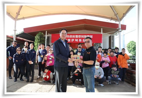 伊甸感謝新北警局行政科科長鄭有益為伊甸媒合資源，特別準備小禮物及感謝狀致意。