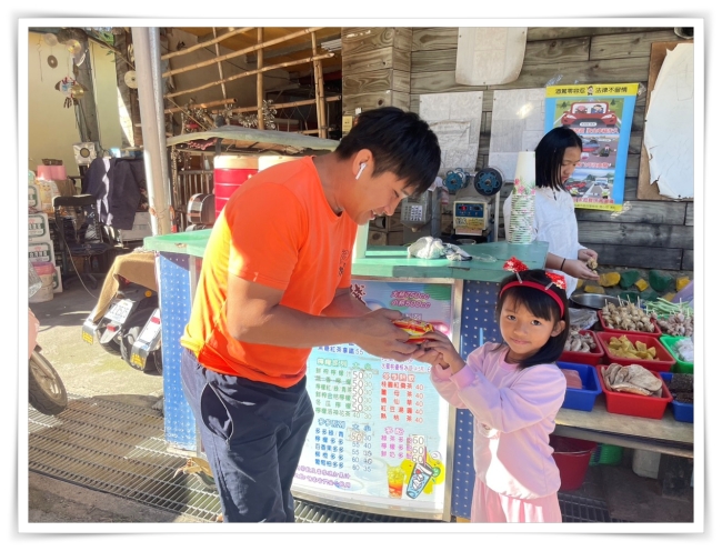 慢飛天使向社區民眾發送糖果