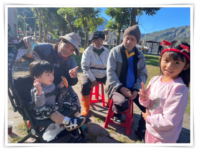 沿途分送糖果，和民眾溫馨互動