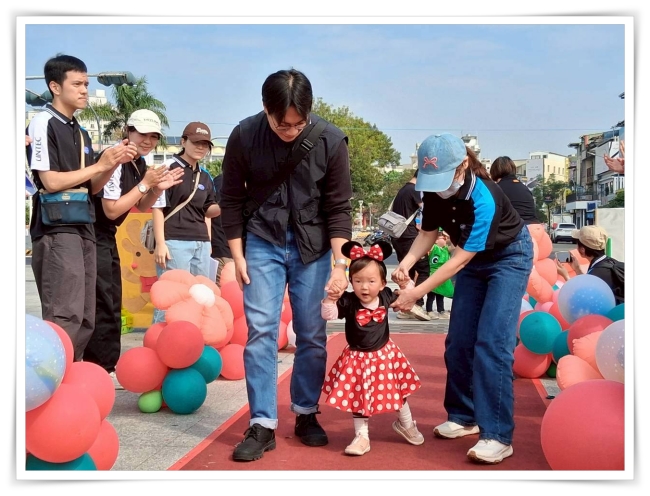 慢飛天使在家長陪伴下，星光大道走秀