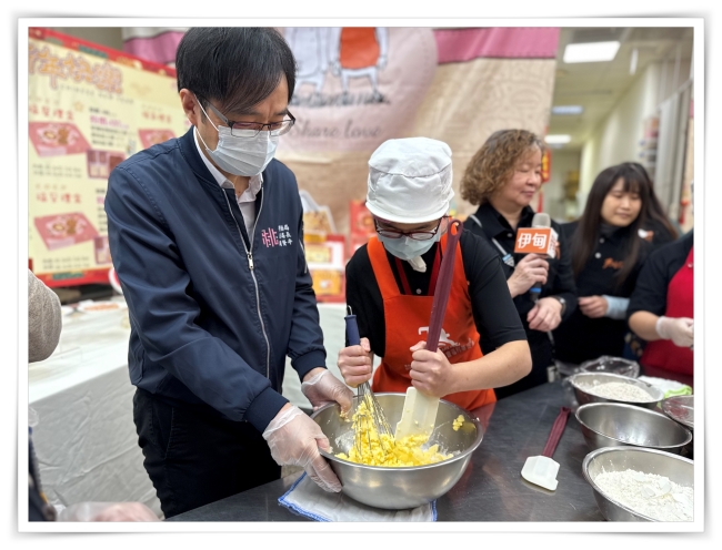 庇護員工小琪示範如何製作手工餅乾