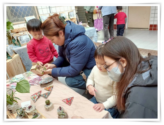 現場也展出孩子的陶土創作