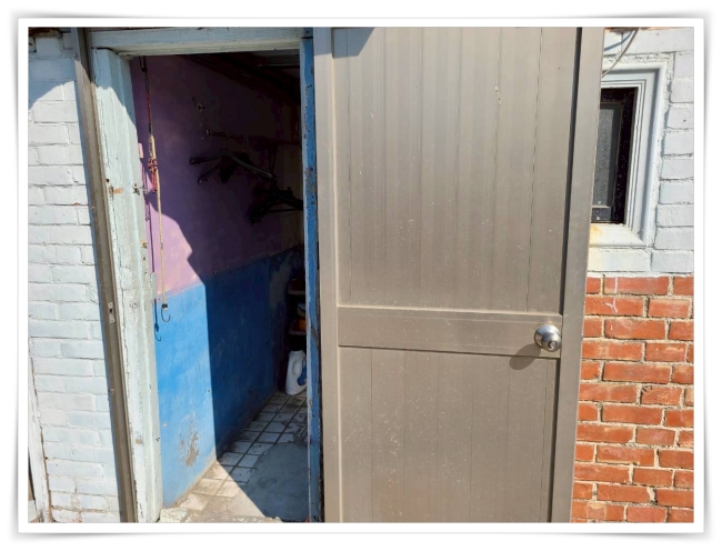 案家已修繕完成的大門