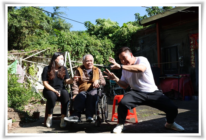 無尊誇張的功夫架式，逗笑大家