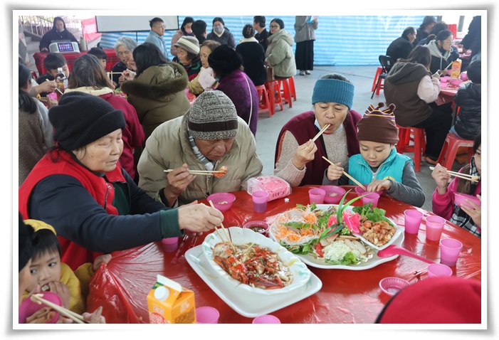 伊甸宜蘭茂安社區長照機構「愛圍爐」活動，邀請服務長輩和家屬辦桌圍爐，共度團圓時光。