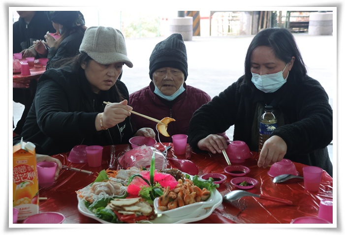 和部落好友一起用餐，長輩胃口更好，增加人際互動，還可延緩老化失能。