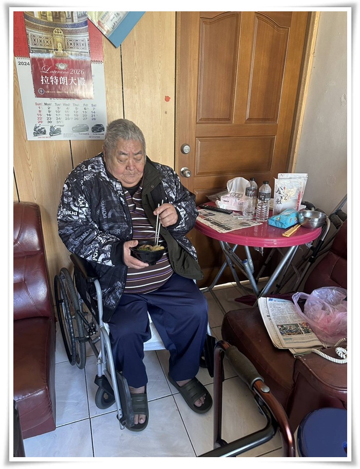 小發阿公沒有來機構上課，社工帶著飯菜到家探視關心。