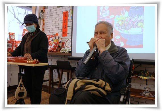 77歲的服務使用者王文程悠揚動人的口琴演奏，不僅為現場增添溫馨氛圍，也展現伊甸專業照顧的成果。