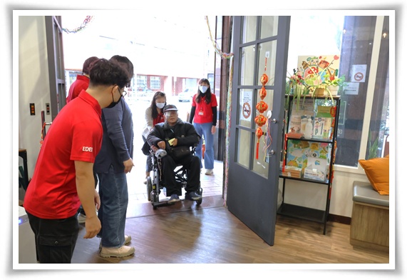 伊甸有FU長照站今（28）日舉辦「愛．圍爐」活動，邀請鮮少外出的失能長輩與家庭照顧者共聚，提前感受節慶的溫暖。