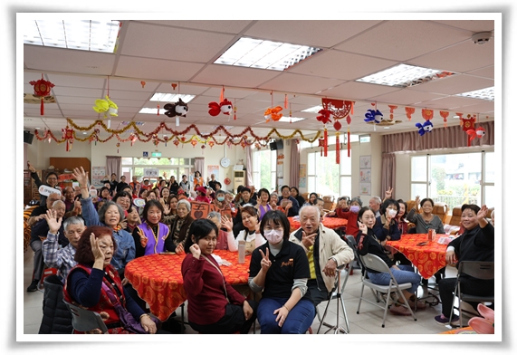 伊甸頭城武營服務站今（30）日辦圍爐，活動圓滿成功，伊甸長官、貴賓與長輩們開心合影。