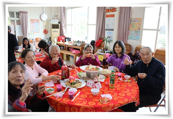 頭城武營服務站今（30）日辦圍爐活動，特別邀請接受送餐服務的獨居長輩作伙呷好料、鬥鬧熱。