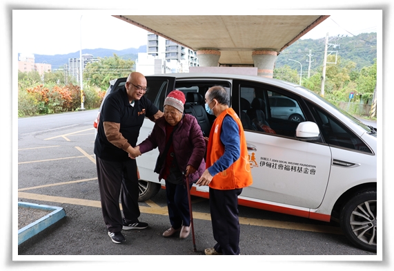 92歲的余阿嬤接受送餐服務多年，今年首次走出家門，參加伊甸愛圍爐活動，與大家開心團聚。