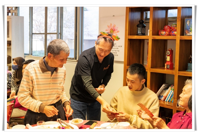 伊甸副執行長洪宏錡發紅包給長輩