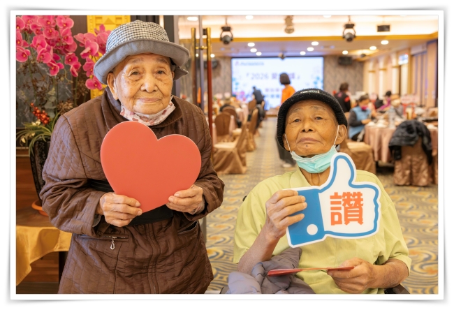 傅進發與媽媽一起參加圍爐