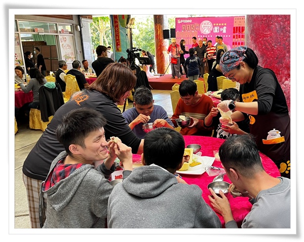 在伊甸工作人員與志工的協助下，每位服務對象都吃的開心又滿足。