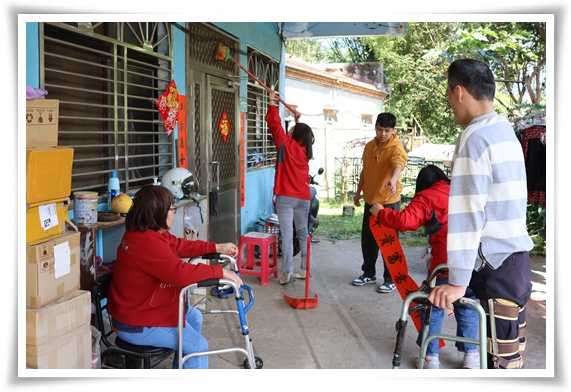 伊甸新北居家式長照機構的夥伴熱心幫忙打掃、張貼春聯，用除舊布新的喜氣迎接新春。
