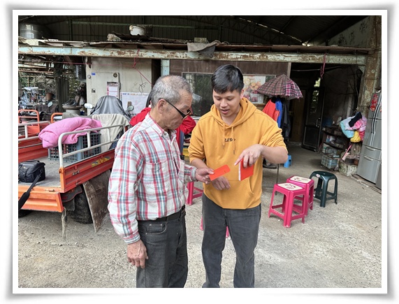 圍爐後伊甸將上帝的恩典留下，祝福阿公一家人一整年都平安喜樂。