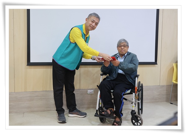 臺銀人壽主秘劉禹政(左)也致贈溫暖禮，將關懷化為具體祝福，送到服務對象代表手中