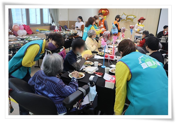 志工們也熱情為服務對象夾菜，暖心地詢問他們的需求。