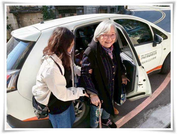 活動當天適逢晴朗好天氣，溫暖的陽光灑落大地，服務對象帶著笑容走進中心。