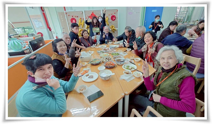 大家圍坐一起共享團圓佳餚，在歡笑與祝福聲中迎接嶄新的一年。