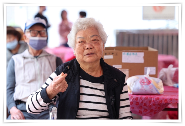 月香阿嬤開心出席愛圍爐