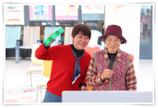 李珠阿嬤與女兒一同歡唱卡拉OK