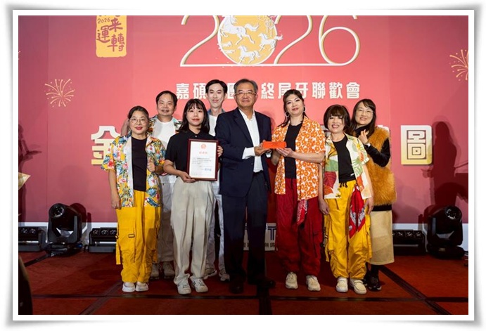 伊甸致贈感謝狀予台灣嘉碩執行副總李昆鴻(左五)與行政經理張又文(右一)。