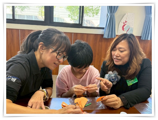 扶輪社友們化身志工，陪伴身心障礙朋友，度過溫馨的手作時光