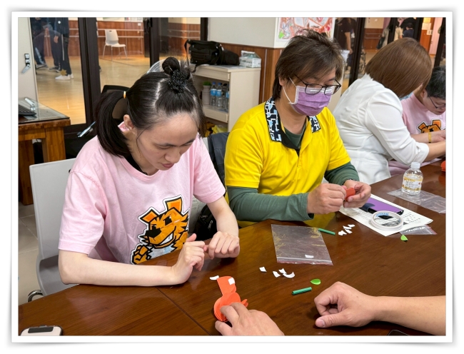 佳佳(左)剛到家園時，嚴重營養不良，在長期照顧下，她的體重回升至正常範圍，人際互動上明顯進步