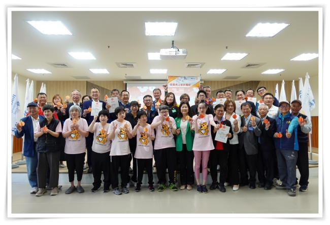 高雄燕之巢扶輪社號召九個友社，在寒冬時刻，送上最溫暖的支持