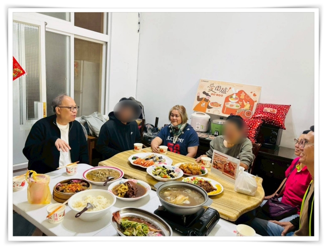 伊甸基金會偕同社區單位一起陪伴獨居身障者享用圍爐