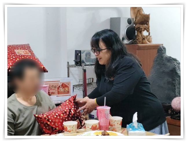 伊甸社工送上一份年節溫暖禮