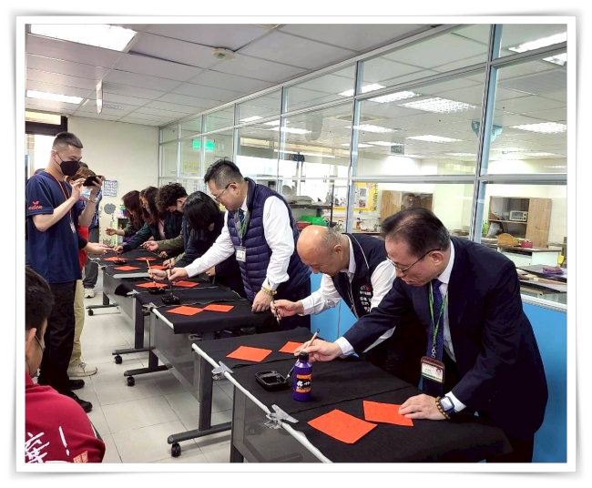 貴賓們一起寫春聯慶祝喬遷