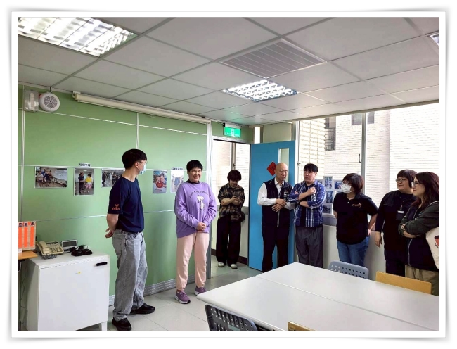 身障日照中心學員向大家介紹服務