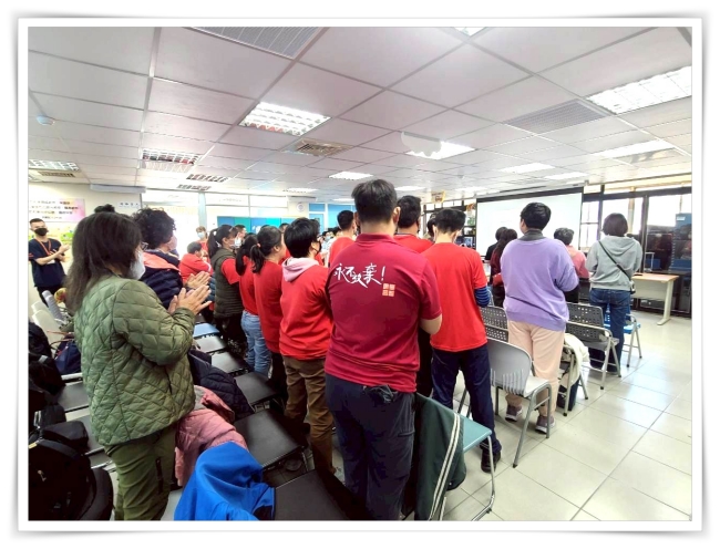 大家一起參加喬遷感恩禮拜