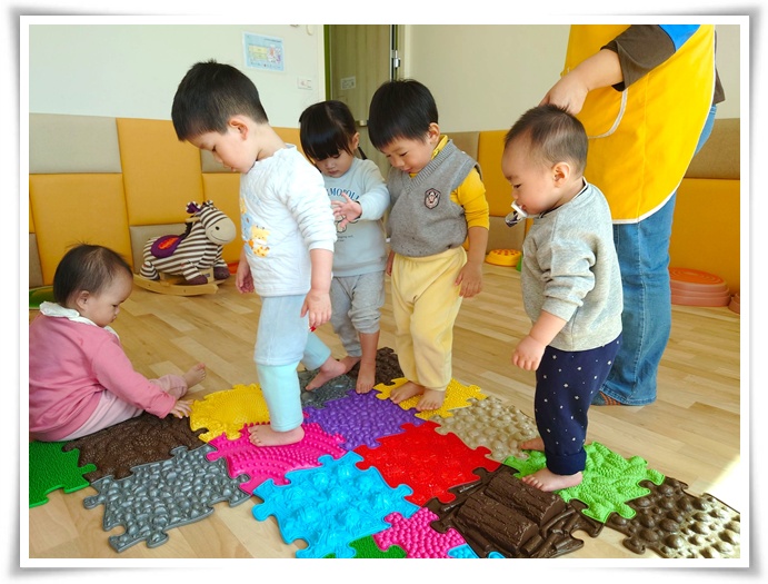 透過教具與遊戲的結合，幫助孩子快樂學習與成長。